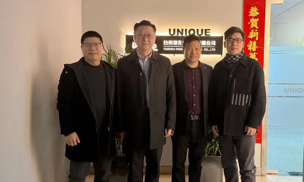 Wu Jiling, Vice Chairman of China Sewing Machinery Association, and his delegation visited the leading company for inspection and guidance
